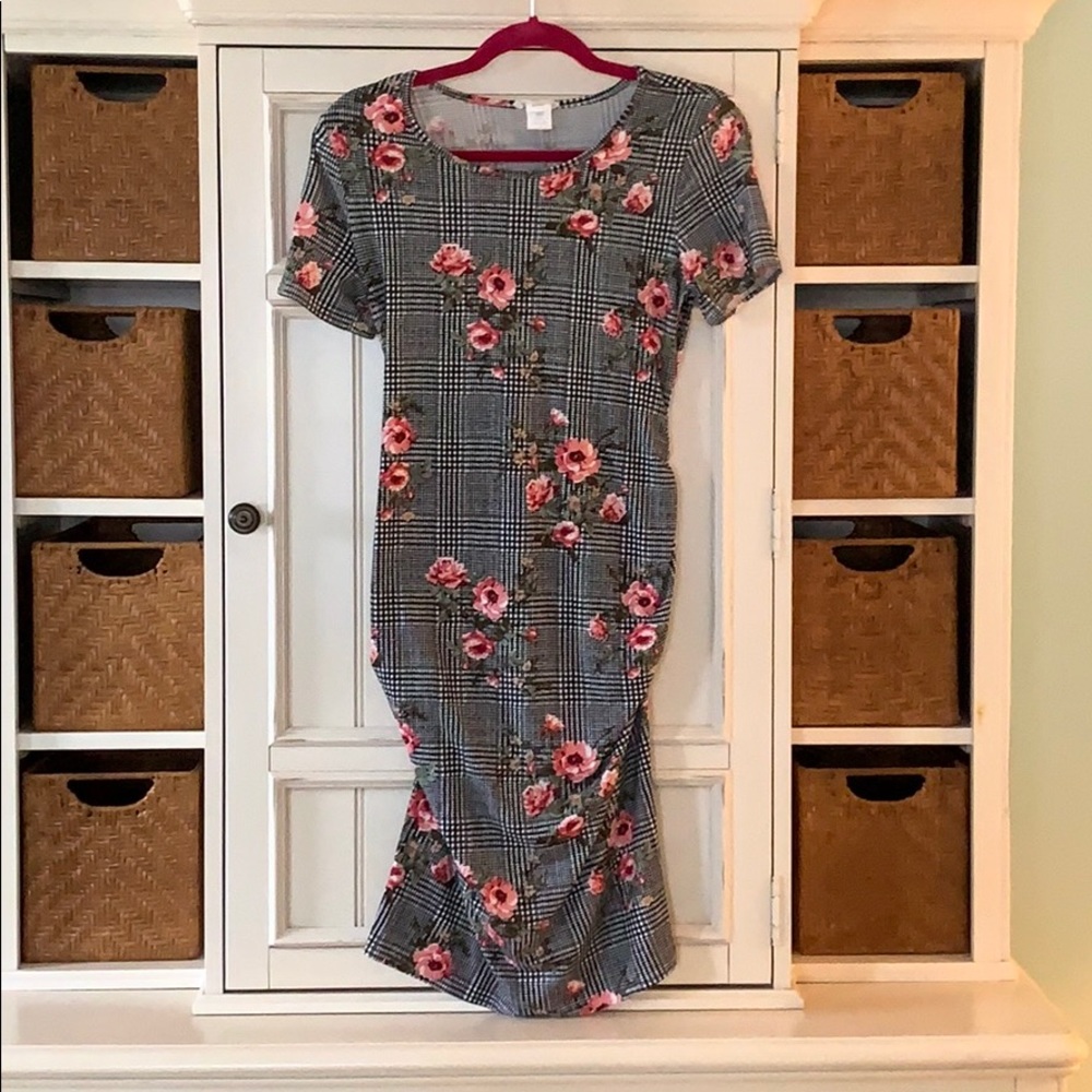 Adorable maternity dress!